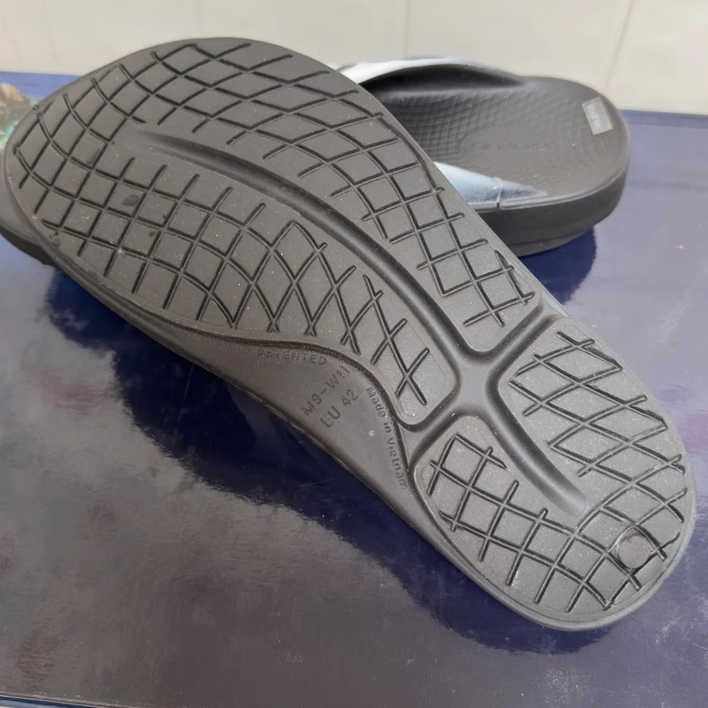 New OOFOS Original Flip Flop Mens 9 Euro 42 Womens size 11 Sandals Thongs No Tag